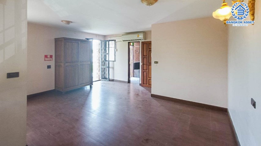 *****ทาวน์โฮมมือสองย่านนนทบุรี ม.ลูกกอล์ฟ พรีเมี่ยม ติวานนท์-ปากเกร็ด #หลังมุม เนื้อที่กว้างขวางสุดๆ ถึง 46 ตร.ว. ฟังก์ชัน 3 ห้องนอน 3 ห้องน้ำ 3 ที่จอดรถ ตกแต่งบ้านด้วยวัสดุอย่างดี พร้อมของแถมเพียบ! บนทำเลคุณภาพ ใกล้รถไฟฟ้าสายสีชมพู "สถานีแยกปากเกร็ด" และทางด่วน "ศรีรัช"